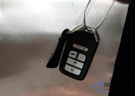 2017 Honda Pilot Elite z USA, uszkodzony, nr VIN 5FNYF6H08HB047640